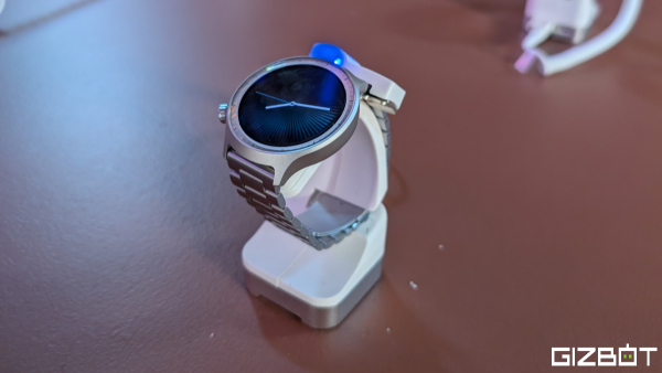 Moto Watch Review: Solid Fundamentals Without the Noise Moto Watch Review: Solid Fundamentals Without the Noise