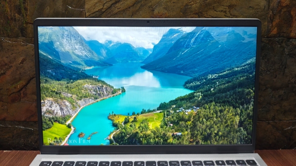 Dell 15 (2026) Review: Display