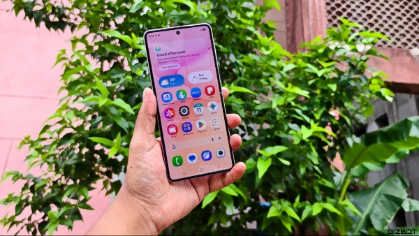 Samsung Galaxy Z Flip8 Review: Display