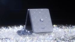 ಭಾರತದಲ್ಲಿ Swarovski ಕ್ರಿಸ್ಟಲ್ಸ್ Razr 60 ಮತ್ತು Buds Loop ಬಿಡುಗಡೆ!
