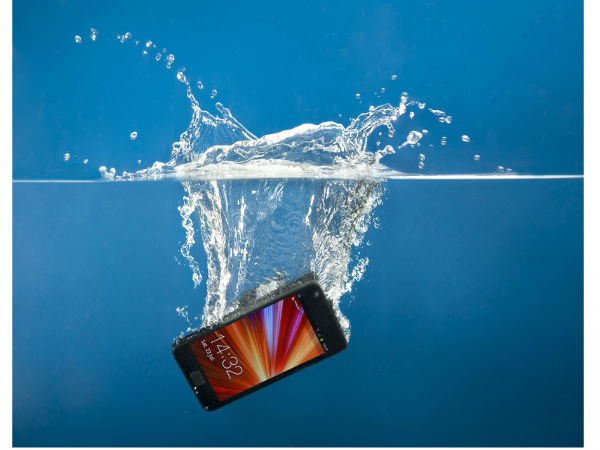 ಮೊಬೈಲ್ ನೀರಿಗೆ ಬಿದ್ರೆ ಏನು ಮಾಡುವುದು ? ಮೊಬೈಲ್ ನೀರಿಗೆ ಬಿದ್ರೆ ಏನು ಮಾಡುವುದು ?