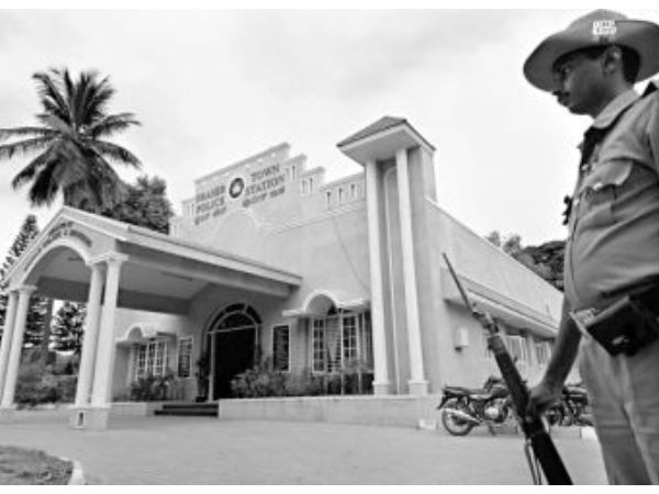 ಪೊಲೀಸ್ ಠಾಣೆಯಲ್ಲಿ ದೂರು ನೀಡಿ ಪೊಲೀಸ್ ಠಾಣೆಯಲ್ಲಿ ದೂರು ನೀಡಿ