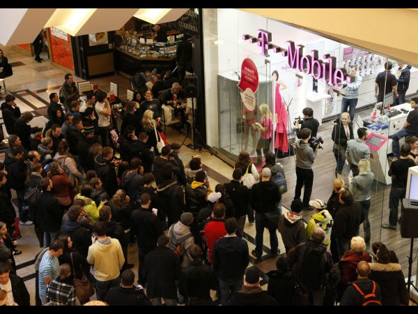 ಬಿಕಿನಿ ಸುಂದರಿಯಿಂದ ಸೋನಿ ಮೊಬೈಲ್‌ ಟೆಸ್ಟಿಂಗ್‌