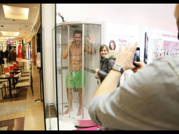 ಬಿಕಿನಿ ಸುಂದರಿಯಿಂದ ಸೋನಿ ಮೊಬೈಲ್‌ ಟೆಸ್ಟಿಂಗ್‌