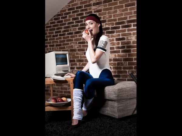  ಕಂಪ್ಯೂಟರ್ ಮುಂದೆ ಹಾಟ್‌ ಹಾಟ್ ಬೆಡಗಿಯರು