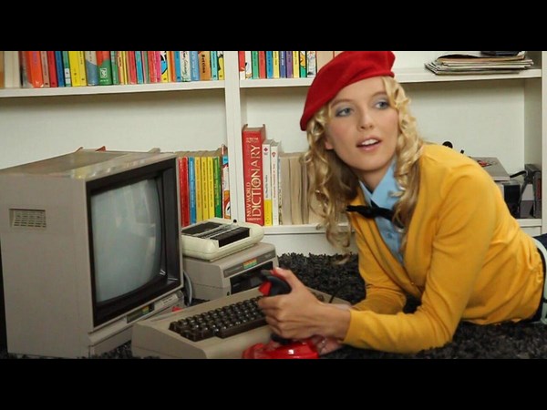  ಕಂಪ್ಯೂಟರ್ ಮುಂದೆ ಹಾಟ್‌ ಹಾಟ್ ಬೆಡಗಿಯರು