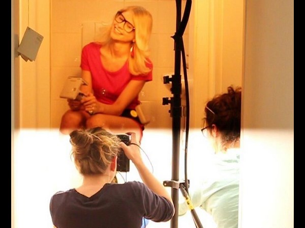  ಕಂಪ್ಯೂಟರ್ ಮುಂದೆ ಹಾಟ್‌ ಹಾಟ್ ಬೆಡಗಿಯರು