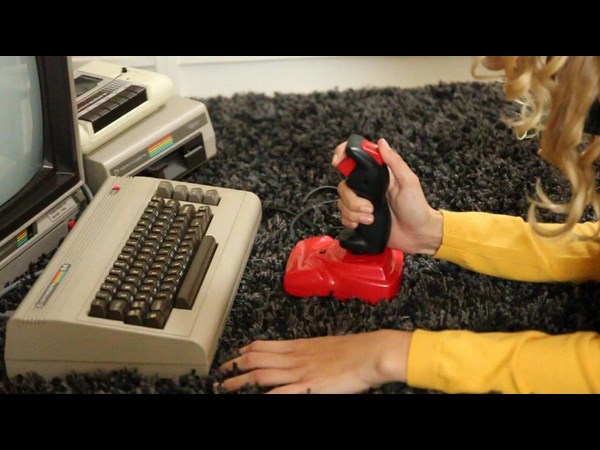  ಕಂಪ್ಯೂಟರ್ ಮುಂದೆ ಹಾಟ್‌ ಹಾಟ್ ಬೆಡಗಿಯರು