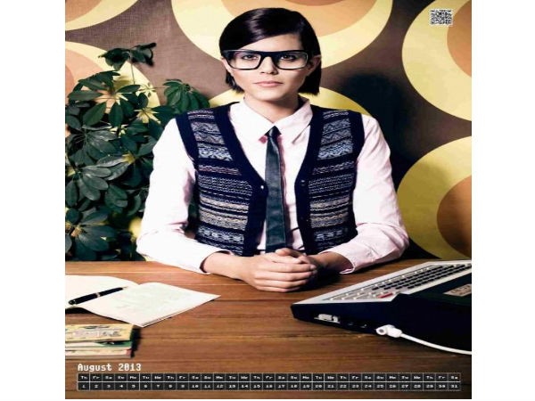  ಕಂಪ್ಯೂಟರ್ ಮುಂದೆ ಹಾಟ್‌ ಹಾಟ್ ಬೆಡಗಿಯರು