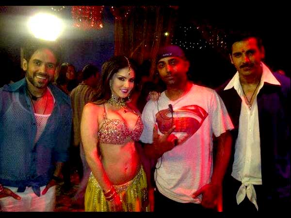 ಸನ್ನಿ ಡ್ಯಾನ್ಸ್ಗೆ ಮನಸೋತ ಪಡ್ಡೆಗಳು ಸನ್ನಿ ಡ್ಯಾನ್ಸ್ಗೆ ಮನಸೋತ ಪಡ್ಡೆಗಳು