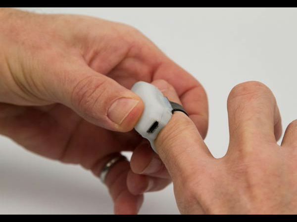 ಕೈ ಬೆರಳಿನಲ್ಲಿ ಮೌಸ್‌ ಧರಿಸಿ ಕಂಪ್ಯೂಟರ್‌ ನಿಯಂತ್ರಿಸಿ