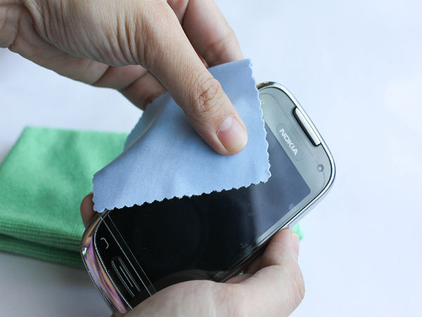 ಟಚ್‌ಸ್ಕ್ರೀನ್‌  ಕ್ಲೀನ್‌ ಮಾಡುವುದು ಹೇಗೆ ?