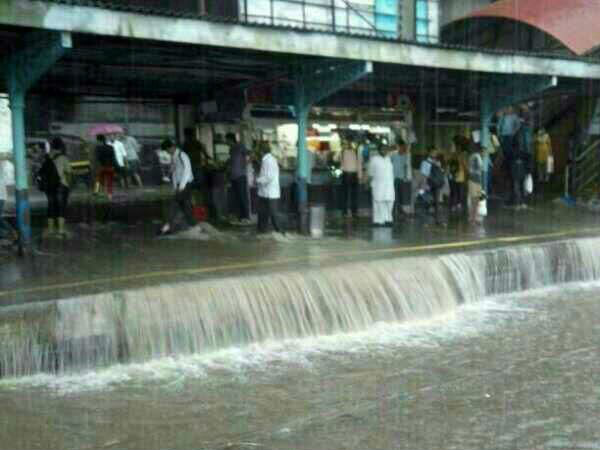  ವರುಣನ ಆರ್ಭಟ,ಮುಂಬೈ ತತ್ತರ