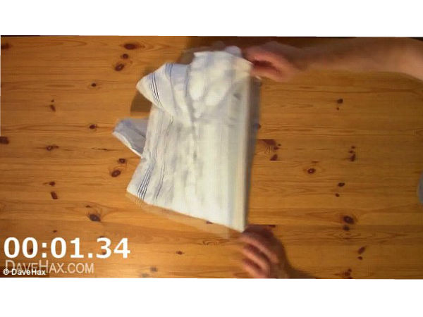 ವೈರಲ್‌ ವೀಡಿಯೋ:ಎರಡೇ ಸೆಕೆಂಡ್‌ನಲ್ಲಿ ಶರ್ಟ್‌ ಮಡಚುತ್ತಾನೆ!