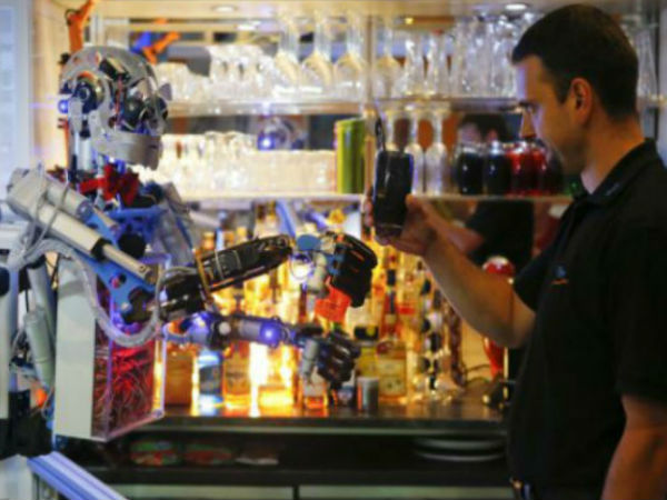 ಮದ್ಯ ಸರಬರಾಜು ಮಾಡುತ್ತಾನೆ ಈ ರೊಬೋಟ್‌