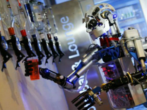 ಮದ್ಯ ಸರಬರಾಜು ಮಾಡುತ್ತಾನೆ ಈ ರೊಬೋಟ್‌