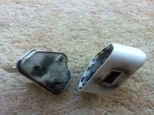 ಆಪಲ್ ಐಪ್ಯಾಡ್ ಚಾರ್ಜಿಂಗ್ ವೇಳೆ ಸ್ಫೋಟ ಆಪಲ್ ಐಪ್ಯಾಡ್ ಚಾರ್ಜಿಂಗ್ ವೇಳೆ ಸ್ಫೋಟ