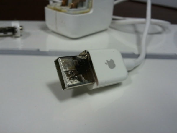 ಆಪಲ್ ಐಪ್ಯಾಡ್ ಚಾರ್ಜಿಂಗ್ ವೇಳೆ ಸ್ಫೋಟ ಆಪಲ್ ಐಪ್ಯಾಡ್ ಚಾರ್ಜಿಂಗ್ ವೇಳೆ ಸ್ಫೋಟ