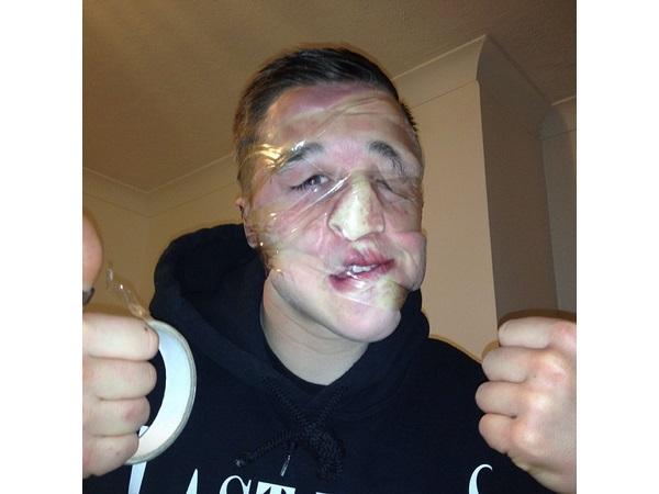  ಮುಖಕ್ಕೆ ಸೆಲ್ಲೋಟೇಪ್‌ ಹಾಕಿ ಸೆಲ್ಫಿ ಫೋಟೋ ತೆಗೆಯಿರಿ!