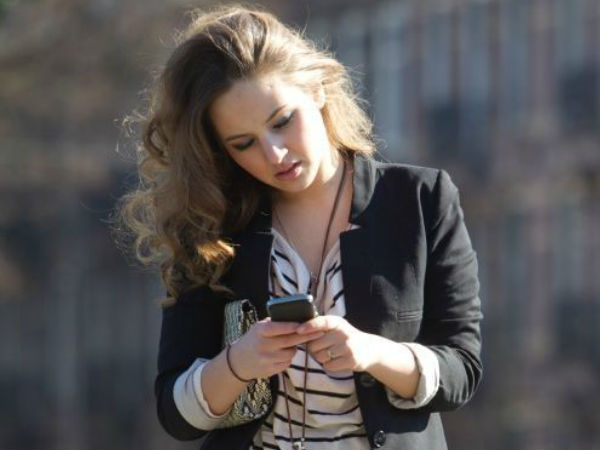 ನಡೆದಾಡುವಾಗ ಸ್ಮಾರ್ಟ್‌ಫೋನ್ ಸಂಗಾತಿ