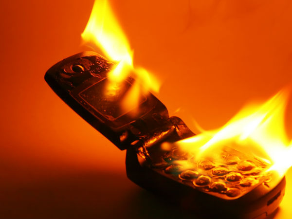 ನಿಮ್ಮ ಬಾಯಿಯ ಸಮೀಪ ಫೋನ್ ಅನ್ನು ಏಕೆ ಇರಿಸಬಾರದು? ನಿಮ್ಮ ಬಾಯಿಯ ಸಮೀಪ ಫೋನ್ ಅನ್ನು ಏಕೆ ಇರಿಸಬಾರದು?