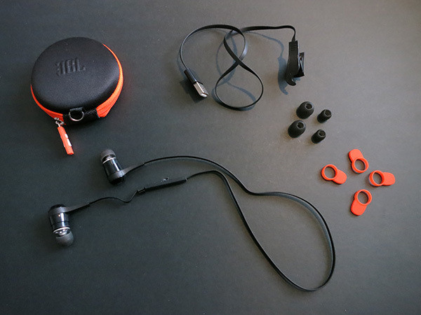 ಮೆಮೊರಿ ಕಾರ್ಡ್, ಇಯರ್ ಫೋನ್ ಹೊರತೆಗೆಯಿರಿ