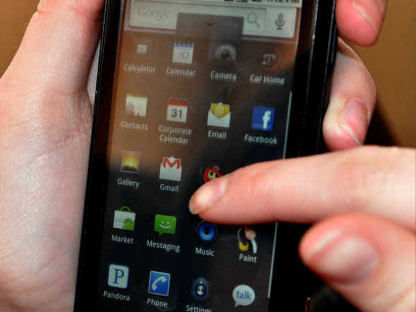 ಅಪರಿಚಿತರಿಗೆ ಫೋನ್ ನೀಡದಿರಿ