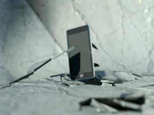 ಅಕಸ್ಮಾತ್ತಾಗಿ ಫೋನ್ ಬೀಳುವುದು ಅಕಸ್ಮಾತ್ತಾಗಿ ಫೋನ್ ಬೀಳುವುದು