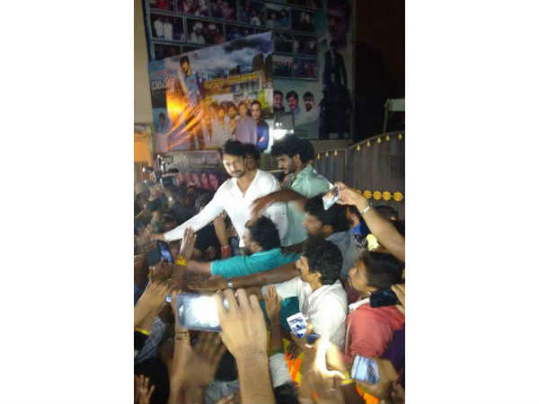 ಅಭಿಮಾನಿಗಳೊಂದಿಗೆ