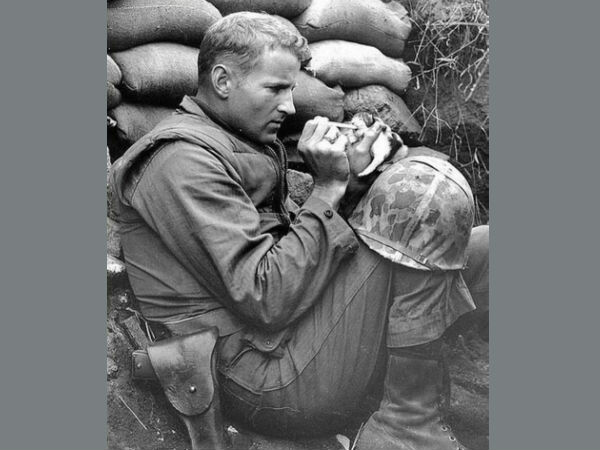 ನಾಯಿಮರಿಗೆ ಹಾಲುಣಿಸುತ್ತಿರುವ ಸೈನಿಕ