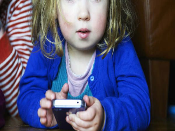 18  ರ ಒಳಗಿನ ಮಕ್ಕಳಿಗೆ ಮೊಬೈಲ್ ನೀಡದಿರಿ