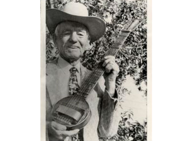  ಅಡಾಲ್ಫ್‌ ರಿಕೆನ್‌ಬ್ಯಾಕರ್‌-ಇಲೆಕ್ಟ್ರಿಕ್‌ ಗಿಟಾರ್‌ 