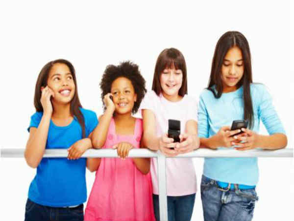 ಗೆಳೆಯ ಗೆಳತಿಯರೊಂದಿಗೆ ಪ್ರತಿಕ್ರಿಯಿಸಲು ಗೆಳೆಯ ಗೆಳತಿಯರೊಂದಿಗೆ ಪ್ರತಿಕ್ರಿಯಿಸಲು