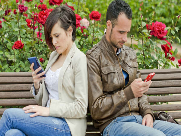 ದಾಂಪತ್ಯದಲ್ಲಿ ಬಿರುಕನ್ನು ಉಂಟುಮಾಡಿದೆ 