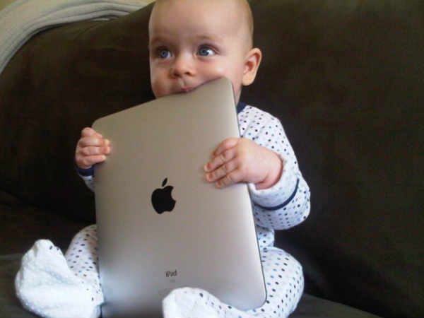 ಗ್ಯಾಜೆಟ್ಸ್‌ಗಳನ್ನು ಮಕ್ಕಳಿಗೆ ಕೊಡುವುದು.