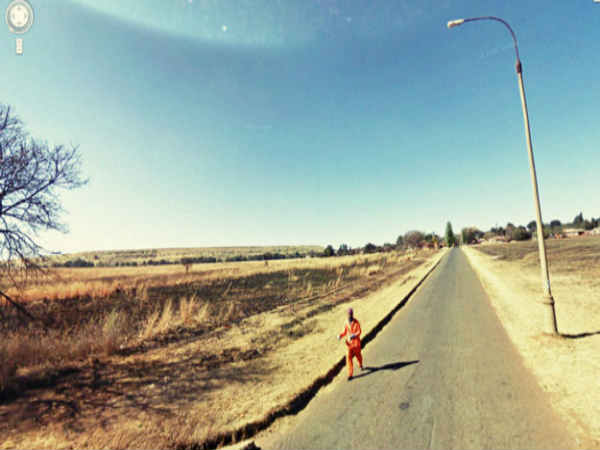 ಖೈದಿ ಪಾದಯಾತ್ರೆ ಮಾಡುತ್ತಿರುವುದು