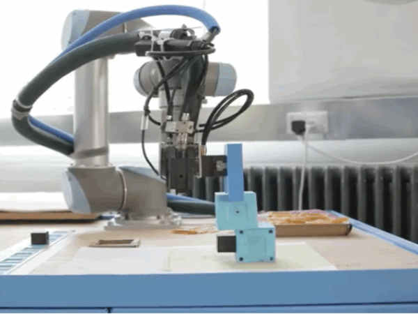 ರೋಬೋಟ್ ತಯಾರಿಸುವ ರೋಬೋಟ್ ರೋಬೋಟ್ ತಯಾರಿಸುವ ರೋಬೋಟ್