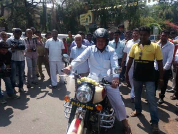 ಸಿಟಿಯ ಹಲವು ಪ್ರದೇಶಗಳಲ್ಲಿ ಬೈಕ್ ಇರುತ್ತವೆ ಸಿಟಿಯ ಹಲವು ಪ್ರದೇಶಗಳಲ್ಲಿ ಬೈಕ್ ಇರುತ್ತವೆ