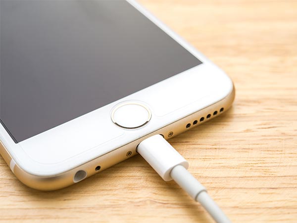 ನಿಮ್ಮ ಫೋನ್ ಅನ್ನು ಚಾರ್ಜರ್‌ಗೆ ಕನೆಕ್ಟ್ ಮಾಡಿ 