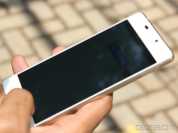 ಬಿಸಿಲಿನಿಂದ ಸ್ಮಾರ್ಟ್‌ಫೋನ್ ದೂರವಿಡಿ. 