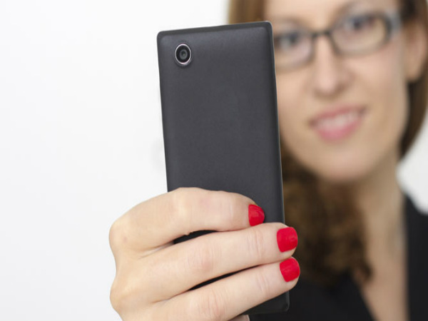 ನಿಮ್ಮ ಸ್ಮಾರ್ಟ್‌ಪೋನಿನ ಕ್ಯಾಮೆರಾ ಮೂಲಕವೇ ನಿಮ್ಮ ಮೇಲೆ ಕಣ್ಣಿಡಬಹುದು ಹುಷಾರ್..!