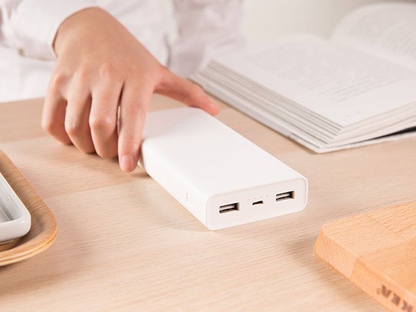 ಲೀಥಿಯಂ ಪಾಲಿಮರ್ ಬ್ಯಾಟರಿ ಮತ್ತು ಡ್ಯುಯಲ್ USB ಔಟ್ಪುಟ್