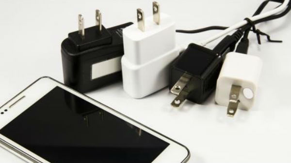 ನಿಮ್ಮ ಸ್ಮಾಟ್ಫೋನ್ ಚಾರ್ಜ್ ಮಾಡಲು ಕಳಪೆ ಚಾರ್ಜರ್ ಬಳಸಿದರೆ ಏನಾಗುತ್ತದೆ ಗೊತ್ತಾ ನಿಮ್ಮ ಸ್ಮಾಟ್ಫೋನ್ ಚಾರ್ಜ್ ಮಾಡಲು ಕಳಪೆ ಚಾರ್ಜರ್ ಬಳಸಿದರೆ ಏನಾಗುತ್ತದೆ ಗೊತ್ತಾ
