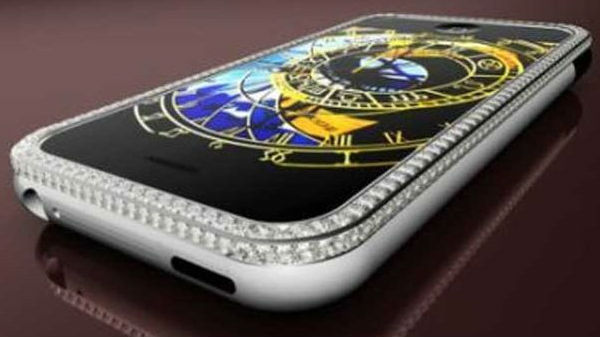 8) ಸ್ಯಾವೆಲ್ಲಿ ಸ್ಮಾರ್ಟ್‌ಫೋನ್ ($ 2,50,000)