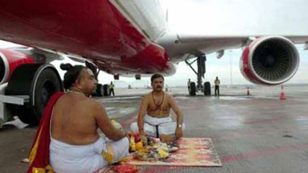 ವಿಮಾನ ಹಾರಿಸುವ ಮುನ್ನ ಪೂಜೆ ಮಾಡೋದು ಭಾರತದಲ್ಲಿ ಮಾತ್ರ ಅನ್ಸುತ್ತೆ! 