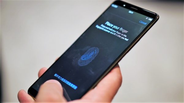 1. ವಿವೋ ಎಕ್ಸ್20 ಪ್ಲಸ್ ಯುಡಿ: ಇನ್ ಸ್ಕ್ರೀನ್ ಬೆರಳಚ್ಚು ತಂತ್ರಜ್ಞಾನವಿದ್ದ ಮೊದಲ ಸ್ಮಾರ್ಟ್ ಫೋನ್ 