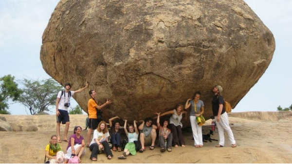 ಇಳಿಜಾರಿನಲ್ಲಿ ಇದ್ದರೂ ಉರುಳದ ಬಂಡೆ!!