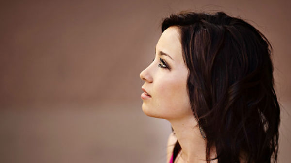 ಮುಖದ ಅಕ್ಕಪಕ್ಕ, ತಲೆಯ ಮೇಲ್ಬಾಗದಲ್ಲಿ ಸ್ವಲ್ಪ ಜಾಗ ಬಿಡಿ