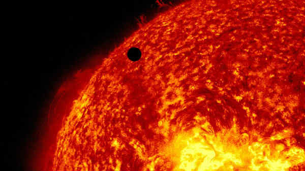 ಅತ್ಯಂತ ಹತ್ತಿರಕ್ಕೆ ನೌಕೆ!