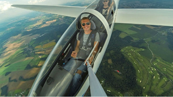 4. ವಿಮಾನದ ಒಳಗಲ್ಲ ಮೇಲೆ